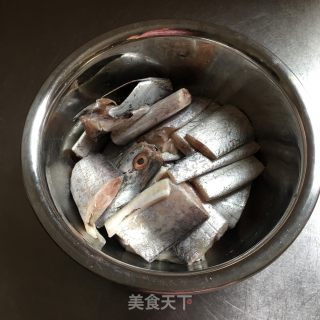 剁椒带鱼的做法步骤：1
