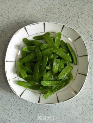 素鸡豆腐炒荷兰豆的做法步骤：3