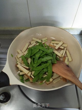 素鸡豆腐炒荷兰豆的做法步骤：7