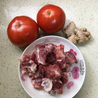 番茄龙骨汤的做法步骤：1
