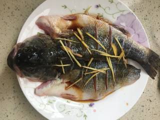 清蒸鲈鱼的做法步骤：1