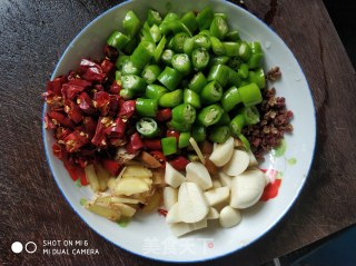 双椒辣子鸡丁的做法步骤：2