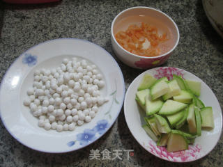 开洋西葫芦煮小圆子的做法步骤：1