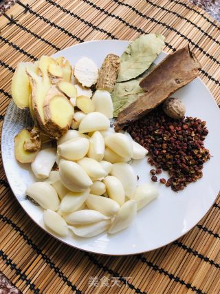十三香小龙虾的做法步骤：2