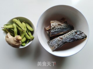 毛豆仁烧咸鱼的做法步骤：1