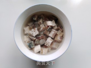 毛豆仁烧咸鱼的做法步骤：2
