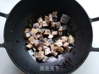 毛豆仁烧咸鱼的做法步骤：5