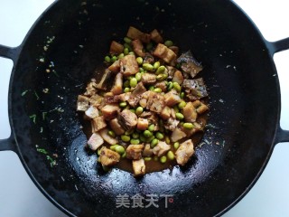 毛豆仁烧咸鱼的做法步骤：7