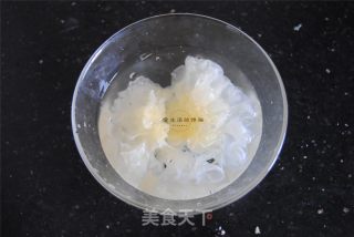 梨肉银耳润肺饮的做法步骤：2