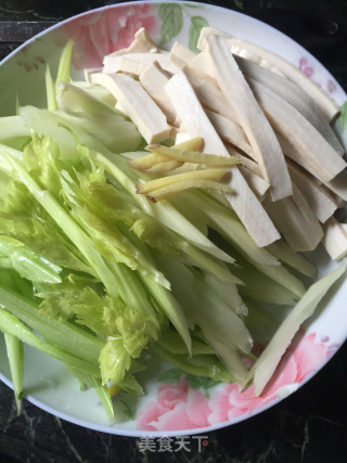 香芹炒豆干的做法步骤：1