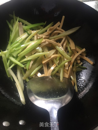 香芹炒豆干的做法步骤：3