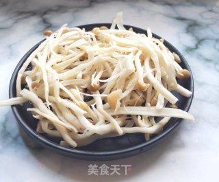 蟹黄菇鸡蛋汤的做法步骤：1