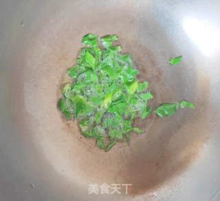 蟹黄菇鸡蛋汤的做法步骤：3