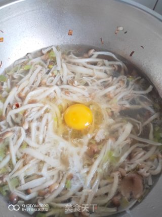 蟹黄菇鸡蛋汤的做法步骤：6