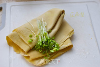 香椿苗拌豆腐皮的做法步骤：1