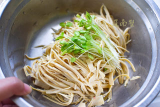香椿苗拌豆腐皮的做法步骤：4