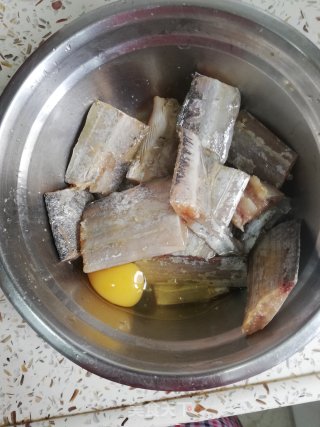 干炸带鱼的做法步骤：2