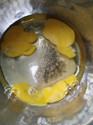 海绵蜂蜜蛋糕杯的做法步骤：1