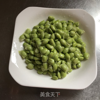 腊肉蒸毛豆的做法步骤：1
