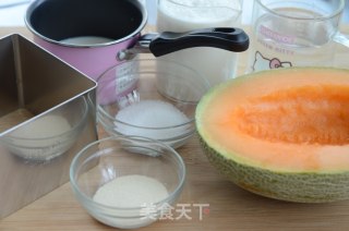 哈密瓜慕斯的做法步骤：1
