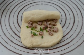 汤种葱香牛肉肠面包的做法步骤：7