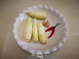 油焖茭白的做法步骤：1