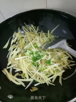 家常酸菜土豆丝的做法步骤：2