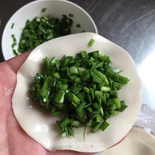 饺子皮韭菜小饼的做法步骤：2