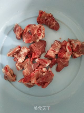香菇蒸排骨的做法步骤：1