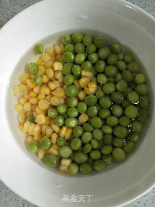 豌豆粒炒玉米粒的做法步骤：2