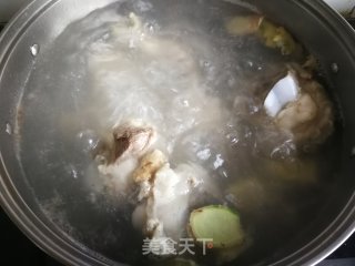 胡萝卜大骨汤的做法步骤：4