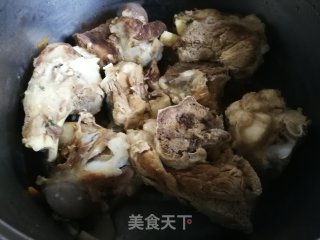 麻辣腿骨的做法步骤：1