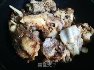 麻辣腿骨的做法步骤：4