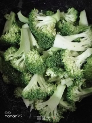 牛肉炒西兰花的做法步骤：1