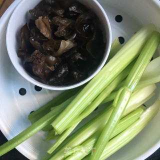 西芹炒木耳的做法步骤：1
