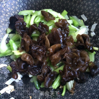 西芹炒木耳的做法步骤：5