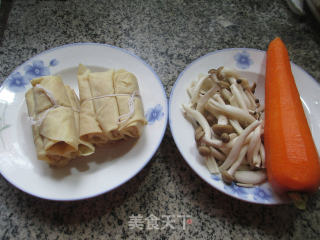 蟹味菇胡萝卜煮面结的做法步骤：1