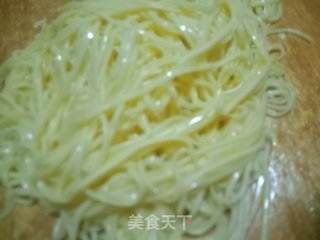 开胃凉面的做法步骤：1