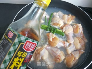 蜜汁鸡翅根的做法步骤：2