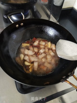 家常红烧肉，甜辣口味的做法步骤：1