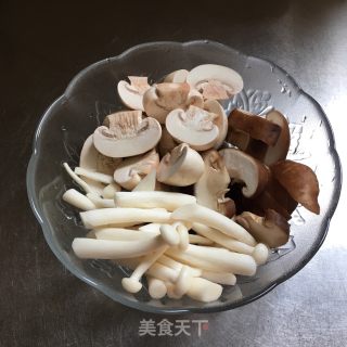 菌菇鸡汤的做法步骤：1