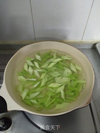 清炒芥兰梗的做法步骤：4