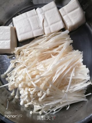 金针菇烧豆腐的做法步骤：1