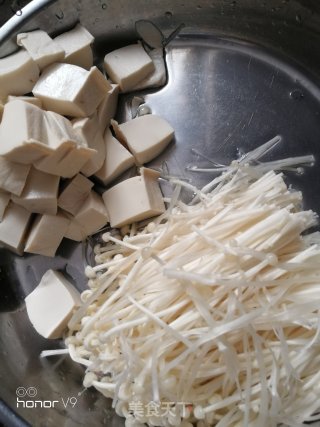 金针菇烧豆腐的做法步骤：2