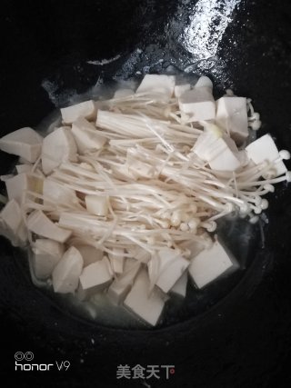 金针菇烧豆腐的做法步骤：5