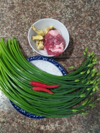 韭菜花炒肉的做法步骤：1