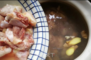 板栗虫草花鸡汤的做法步骤：2