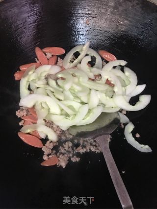 火腿肠肉末炒黄瓜的做法步骤：6