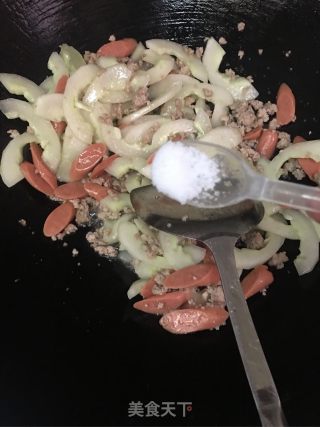 火腿肠肉末炒黄瓜的做法步骤：7