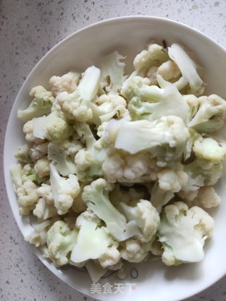 素炒菜花的做法步骤：1